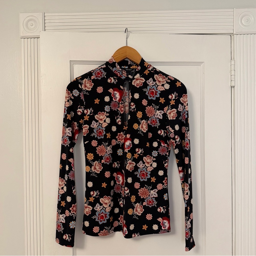Forever 21 Black Floral Keyhole Mockneck Pullover Top